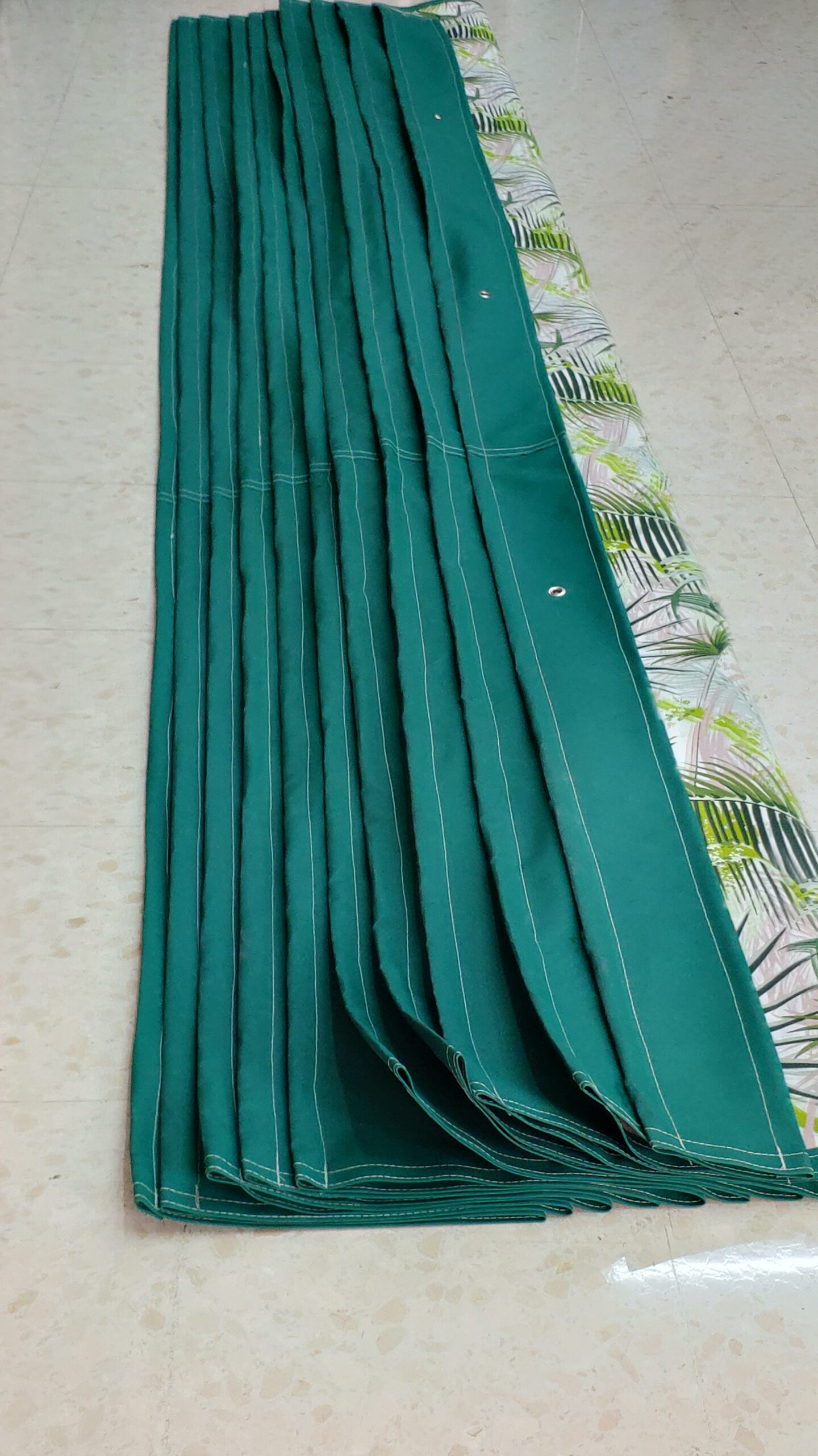 La Confección de tela es un proceso esencial en la creación de prendas y textiles de alta calidad. Desde la selección de materiales hasta el corte y costura, cada etapa de la confección de tela garantiza acabados precisos, durabilidad y diseño personalizado para satisfacer diversas necesidades en moda y decoración.